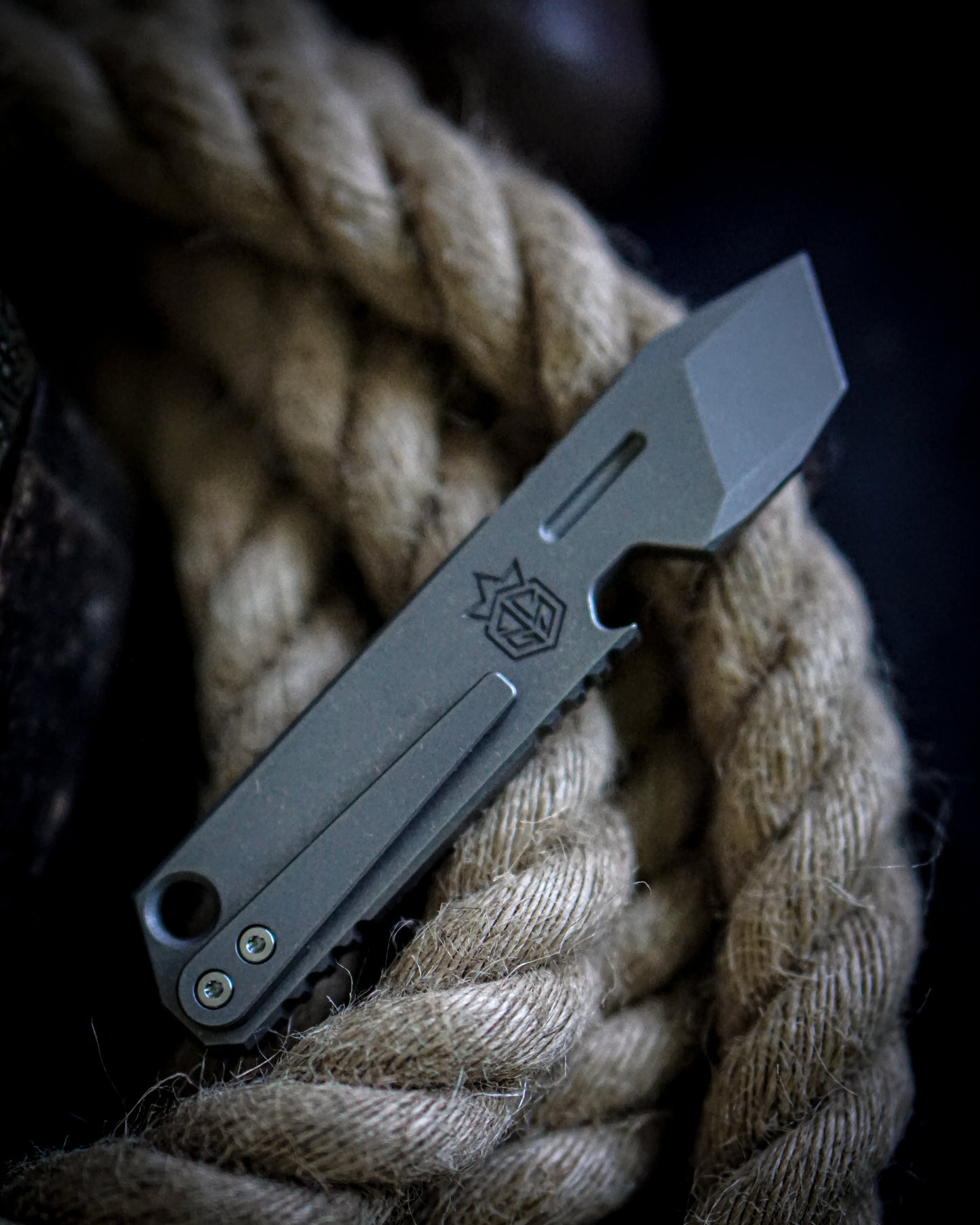 Kronos V2 Titanium Prybar Tool - Brass Seigaiha Inlay