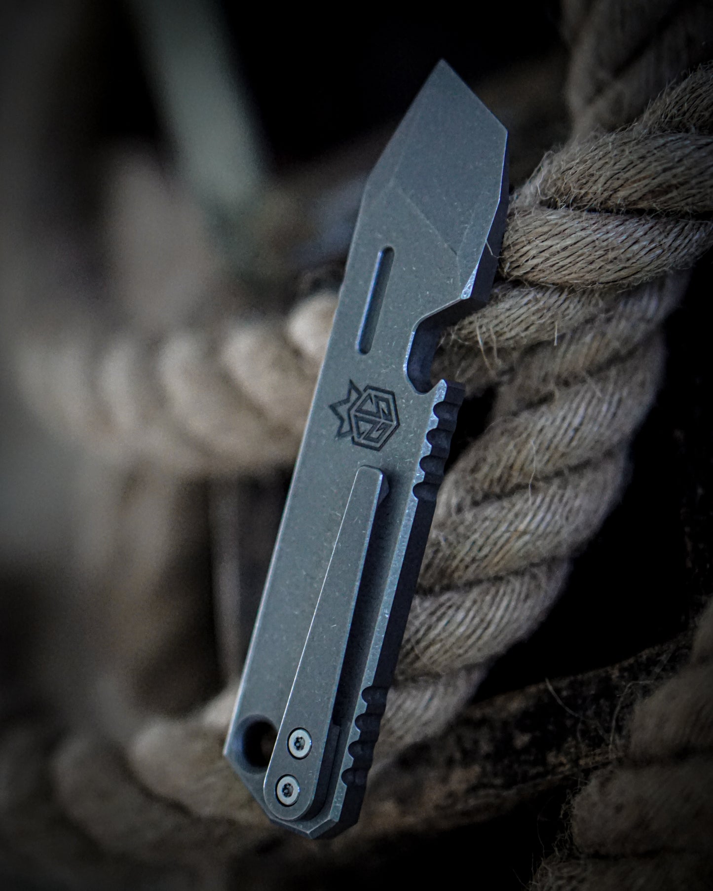 Kronos V2 Titanium Prybar Tool - Brass Seigaiha Inlay