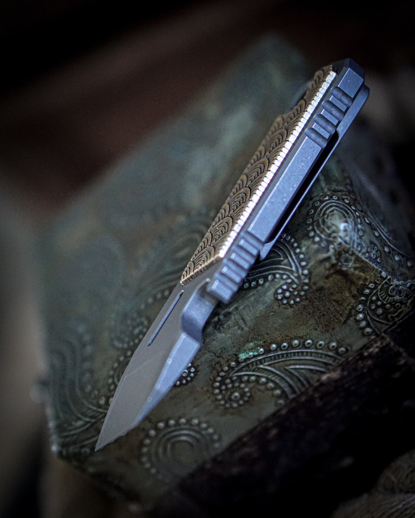 Kronos V2 Titanium Prybar Tool - Brass Seigaiha Inlay