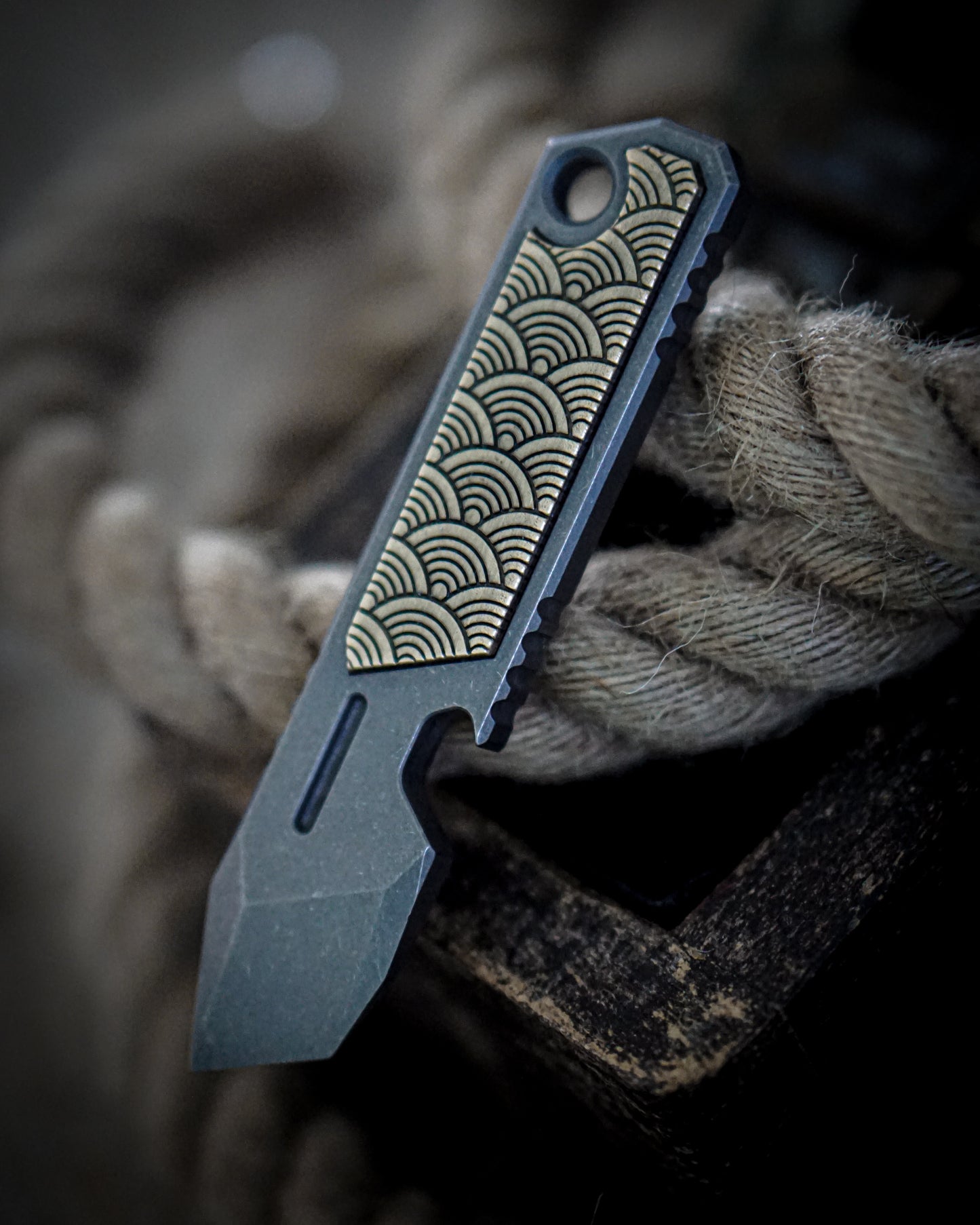 Kronos V2 Titanium Prybar Tool - Brass Seigaiha Inlay